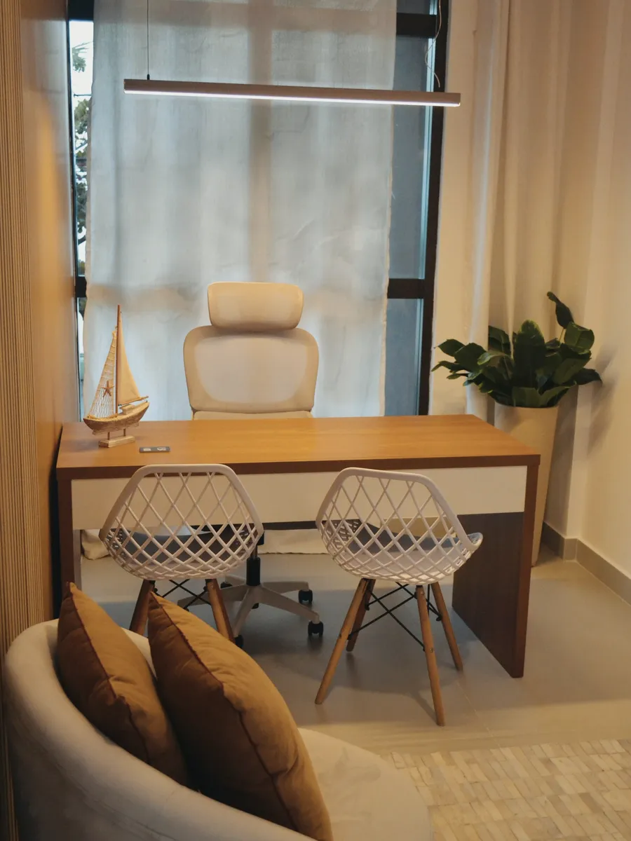 Le même bureau, murs ternis et défraîchis