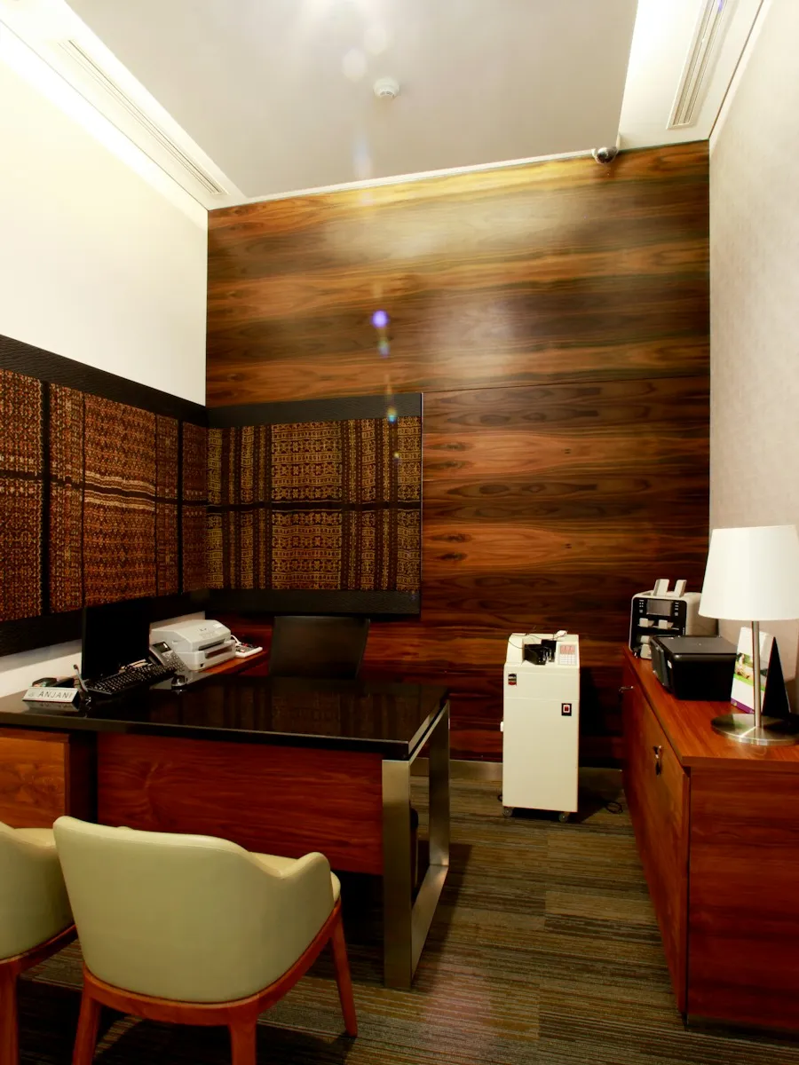Bureau de consultation : boiseries, fauteuils et murs clairs