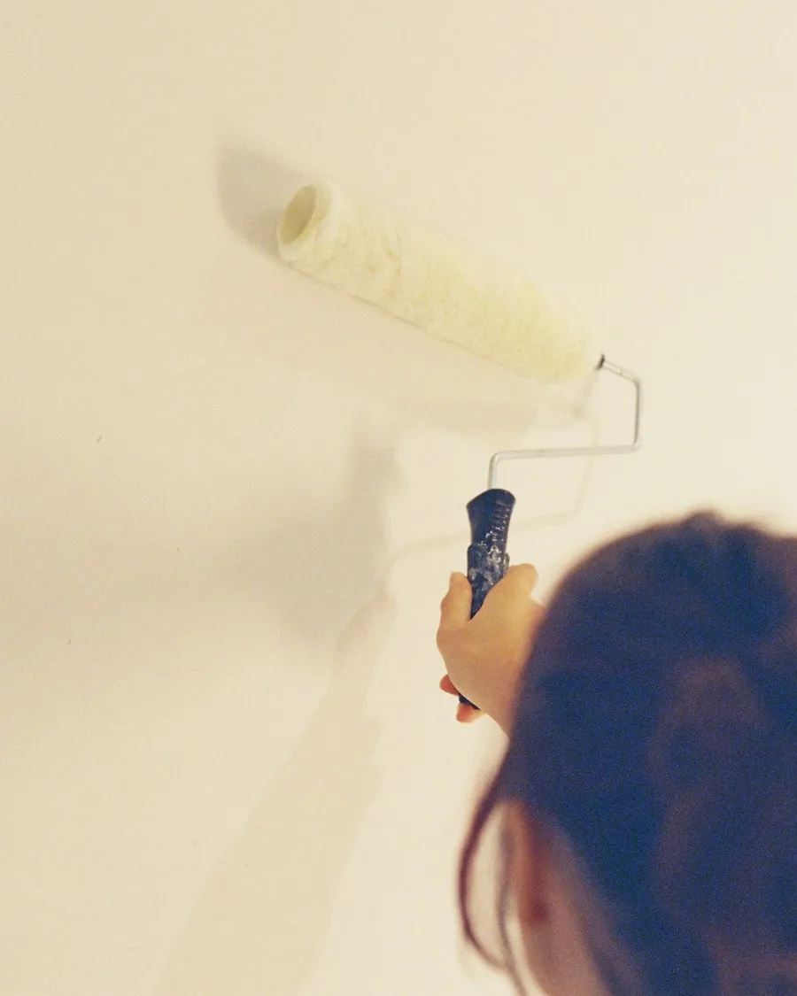 Rouleau de peinture passé sur un mur clair