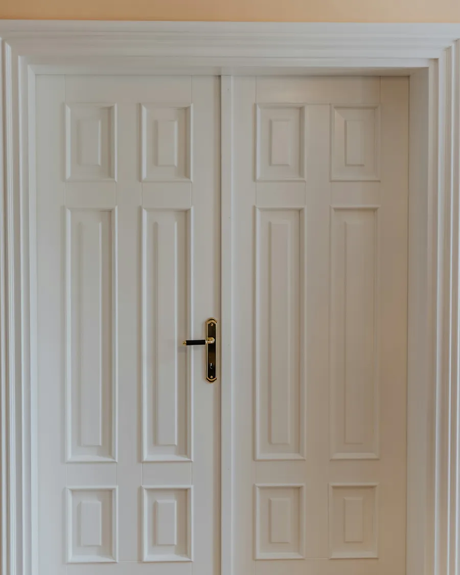 Porte blanche à six panneaux et sa poignée