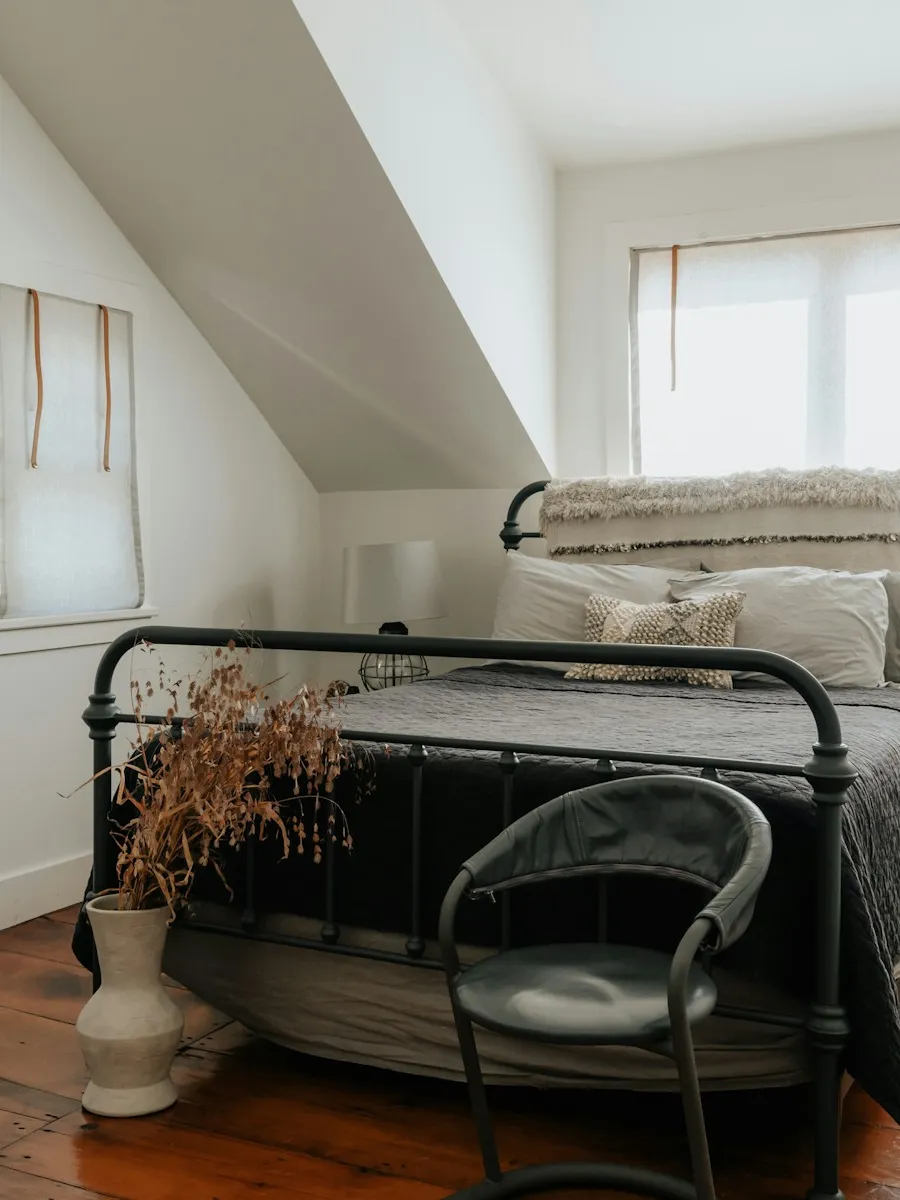 Chambre sous combles aux murs blancs, rampant repris et parquet
