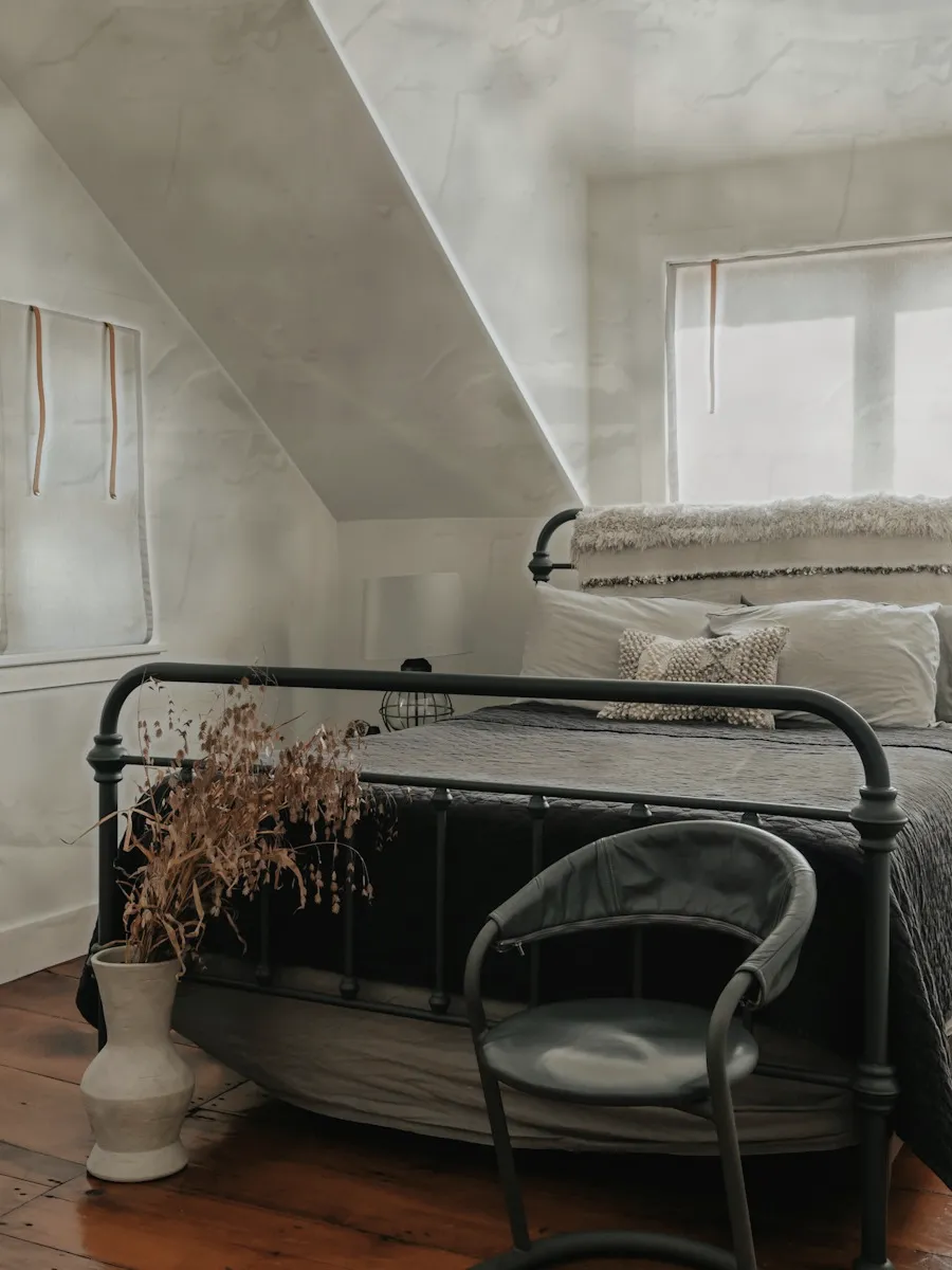 La même chambre, murs ternis et défraîchis