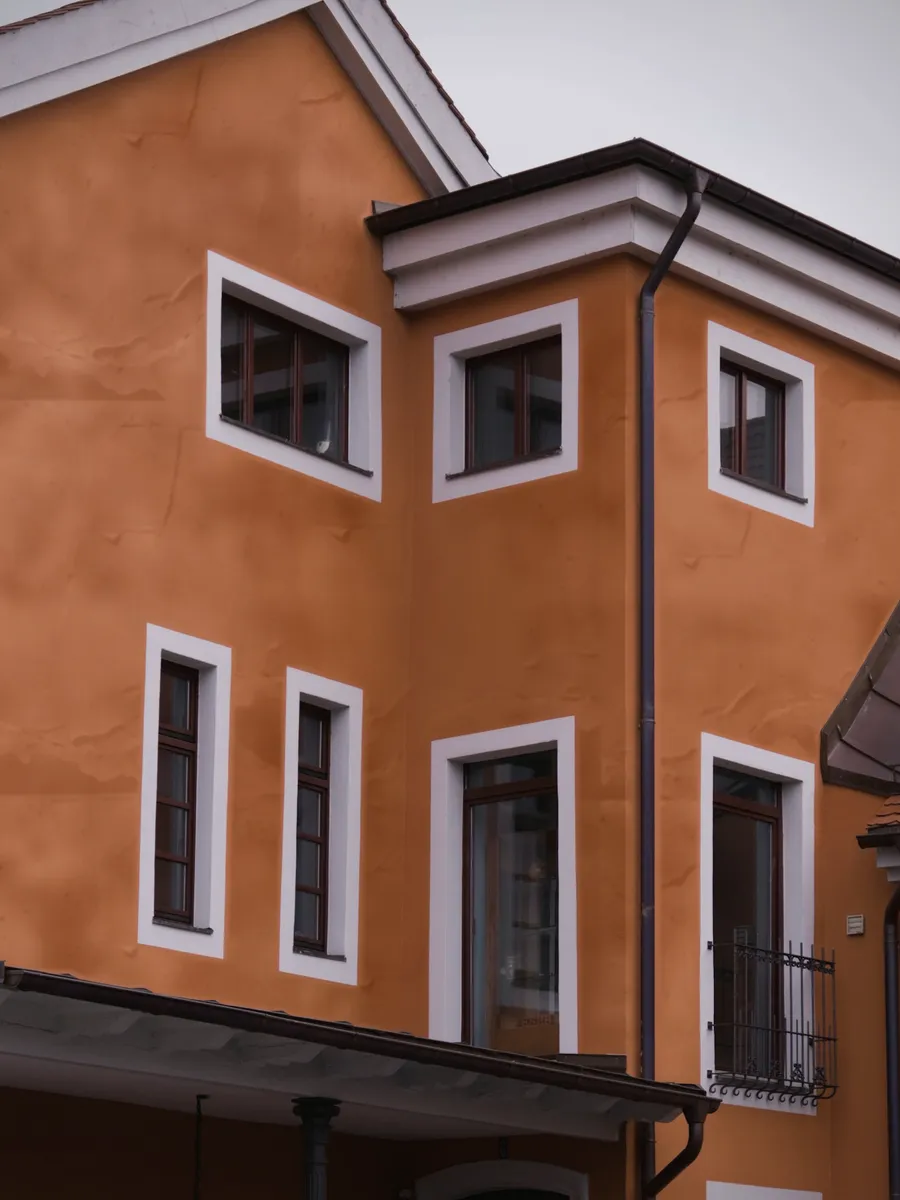 La même façade, enduit terni et défraîchi