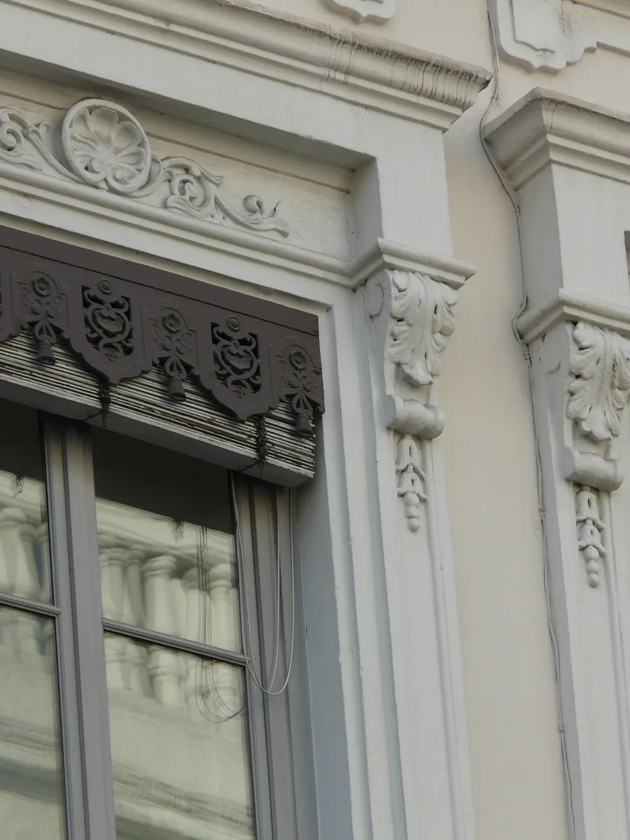Corniche et encadrements moulurés sur une façade ancienne