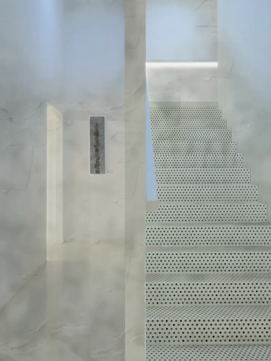 La même montée d'escalier, murs ternis et défraîchis