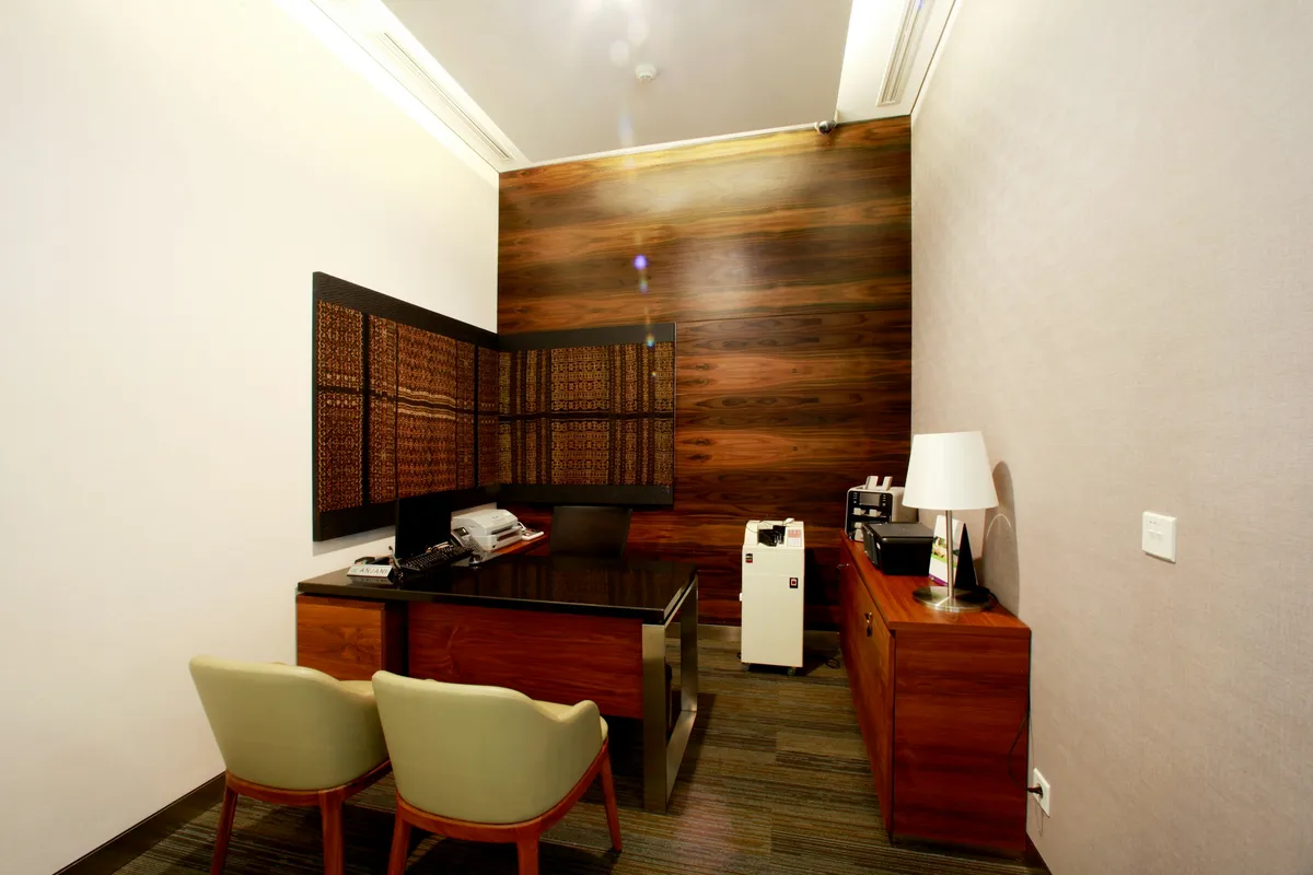 Bureau de consultation : boiseries, fauteuils et murs clairs