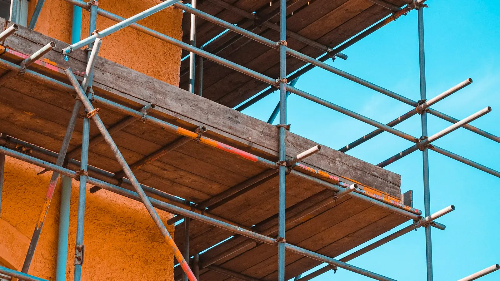 Façade en cours de ravalement sous échafaudage